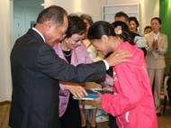 石橋理事長ご夫妻より、奨学金を贈られる子どもたち